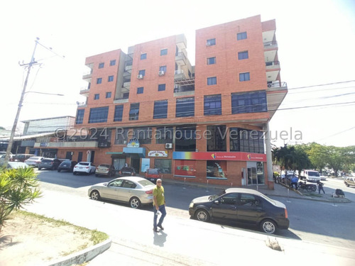 José Trivero Vende Bello Y Amplio Apartamento En Cabudare Centro. Excelente Ubicación Y Acceso A Todo