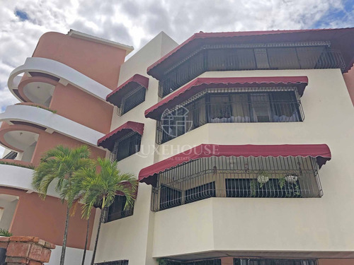 Imagen 1 de 15 de Penthouse De 250 Mtrs Con Jacuzzi. Revestido En Caoba En Sala, Estar, Comedor Y Habitación Principal. Con Excelente Ubicación Cerca De Supermercados, Ferreterías, En La Moraleja (eaa-003)