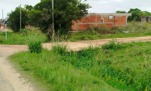 Inmobiliaria Costa Azul Vende Casa A Terminar En Una Excelente Zona De Rocha.