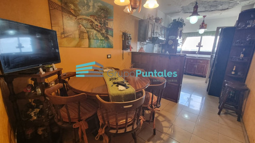 Excelente Piso Con 4 Dormitorios En Pleno Centro De Monte Grande Con Vista Abierta A La Plaza