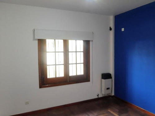 Venta Casa De 4 Ambientes, Excelente Ubicación Y Estado