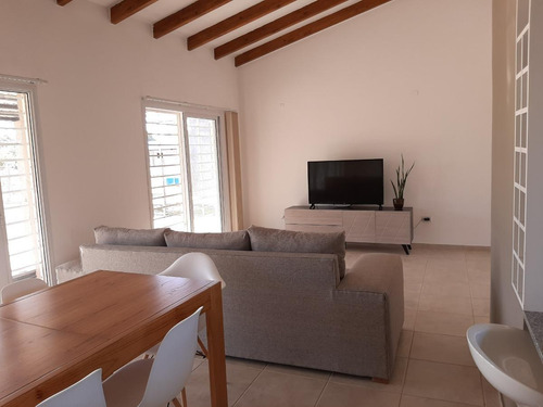 Casa En Venta - 2 Dormitorios 2 Baños - Cocheras - 1.000mts2 - San Rafael