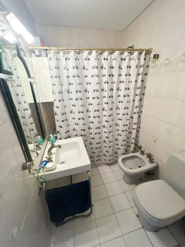 Venta Amplia Y Comoda Casa En Lisandro De La Torre 3423, Quilmes Oeste. 6 Ambientes. 3 Dormitorios Mas Escritorio. Amplio Parque Con Pileta Climatizada. Cochera Pasante. Apta Credito