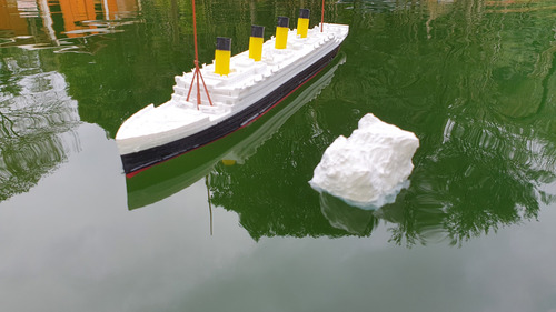 Titanic Juguete 50cm 2 Partes + 2 Iceberg (flota Vertical) Se Parte Al Medio