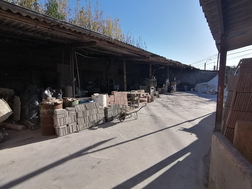 Local En Venta En Camino Maldonado. Con Oficina Y Vestuario