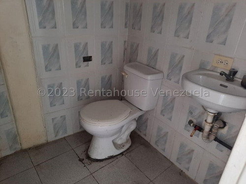 Raiza Suarez Vende Sensacional Oficina En Cabudare,- 2 3 3 3 0 1 4-. Su Zona Centrica Es Ideal Para El Desarrollo De Tu Proyecto, Posee Su Baño Su Estacionamiento Alta Seguridad Y Se Conserva Excelen