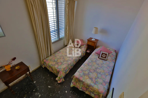 Apto De 2 Dormitorios Y 2 Baños En Edificio Apolo. Piso Alto Y Vista Despejada A Playa Mansa.