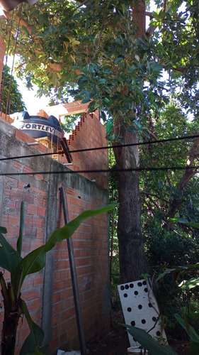 Casa Com 1 Quarto,cozinha Americana,1 Banheiro E Corredor