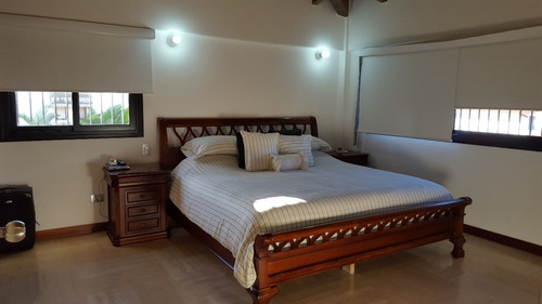 Imagen 21 de 30 de Los Naranjos Espectacular Calle Privada. Vigilancia. 350mts 6h6b4p Instagram:@inmuebleslosnaranjos 04143057302 04142695974