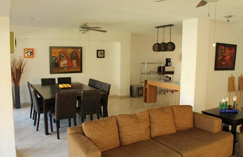 Residencia En Venta Con 4 Recámaras, Alberca En Áreas Comunes