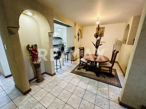 Casa En Venta En Avenida Tecnológico, Colonia Centro, Querétaro.