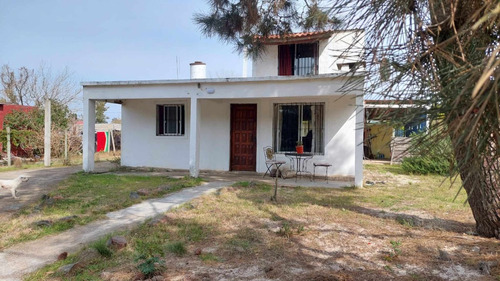 Ml Propiedades Ofrece Excelente Oportunidad De Acceder A Casa Tradicional En Padrón Único, Media Cuadra Al Norte De Ruta Interbalnearia, 3 Dormitorios, 1 Baño, Parrillero Techado.