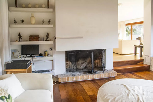 Casa A La Venta En Playa Mansa Punta Del Este, Gran Tamaño Ubicada En Zona Privilegiada.