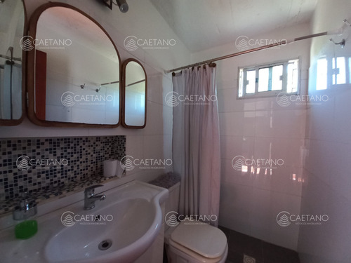Vende Casa De 3 Dormitorios Totalmente Reformada. Con Piscina Climatizada. Cerca De Colegios, Punta Del Este
