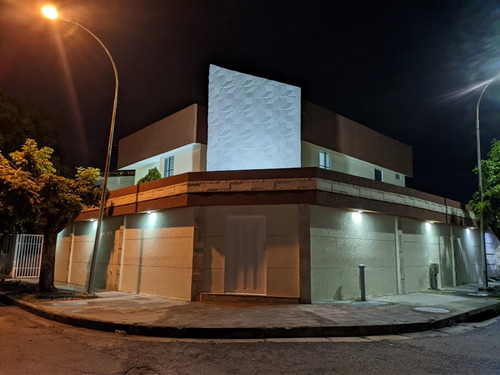 Casa De Esquina Recién Remodelada Ubicada En Valencia, Urb. El Trigal Norte. Vende Lino Juvinao