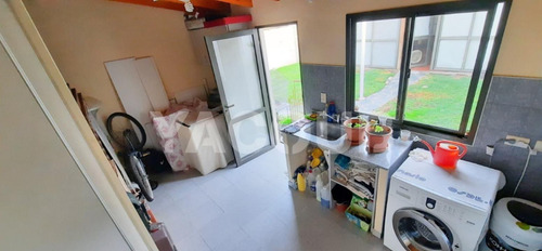 Casa En Venta - 3 Dormitorios 2 Baños - 233.34mts2 - Lanús