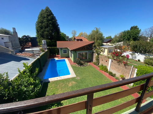 Hermoso Chalet En Hurlingham Con Piscina , Parque Con Area De Usos Multiple