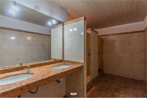 Venta Casa 7 Dormitorios, 3 Niveles Y Garages
