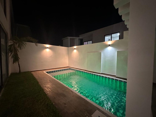 Casa En Venta Con Hab. En P. B, Fracc. Lomas Del Dorado.