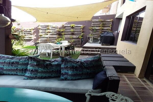 En Venta Casa Varios Niveles Ubicada En Buena Zona Del Hatillo 24-28093