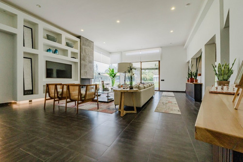 Casa Con Doble Altura Impecable, En Condominio Las Garzas