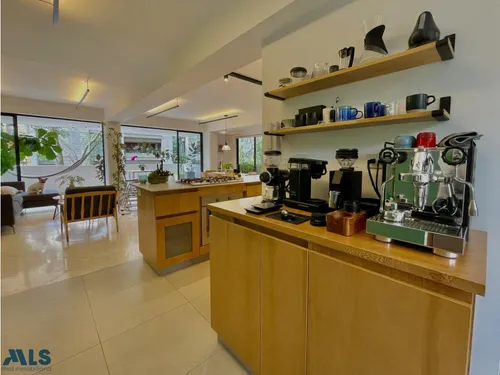 Apto Remodelado Con Mucho Diseño En Las Lomas, El...(mls#255345)