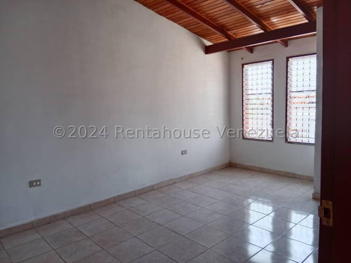 Townhouse En Turmero Hermoso Frente De Piedras Decorativas, Amplia Sala Comedor 24-28979 Irrr