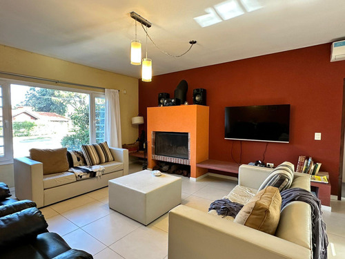 Moderna Casa En Venta, Pinamar, 4 Dormitorios Con Psicina Climatizada, Vinoteca. Financiacion