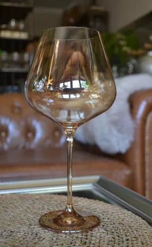 Elegante copa de cóctel con borde dorado y cristal de martini de color gris  chapado en