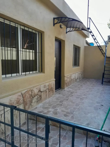 Casa En Venta Con Renta, 3 Dormitorios, 1 Baño Y Patio-alonso De Ercilla -villa Española