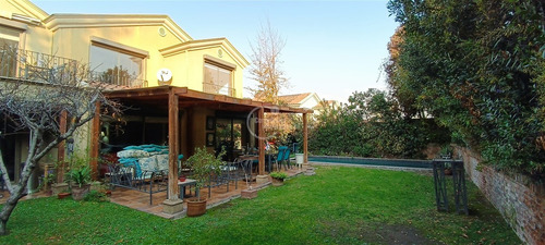 Casa En Arriendo 6d/ 5b / 3e En Valle La Dehesa