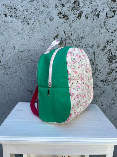 Mochila Infantil Reforzada 30cm Con Bolsillo Interno Verde Claro Floreado