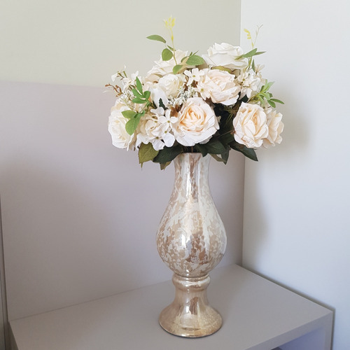 Imagem 2 de 5 de Arranjo De Flores Artificiais Com Rosas Em Vaso Cerâmico