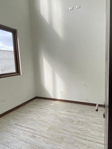Casa En Venta De 4 Dorm. En Concón