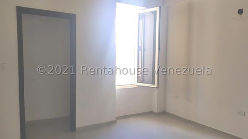 Imagen 9 de 13 de Rmp Se Vende Townhouse En Terrazas Del Country Valencia, Zona Exclusiva, Amplios Espacios En Obra Blanca Para Decorar A Su Gusto.