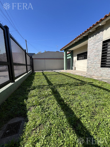 Venta De Casa 4 Ambientes Con Cochera Y Jardin En Wilde