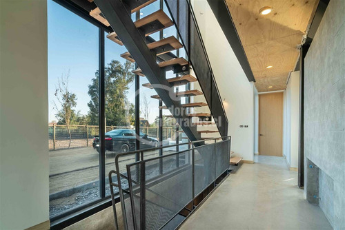 Casa En Venta De 6 Dorm. En Colina