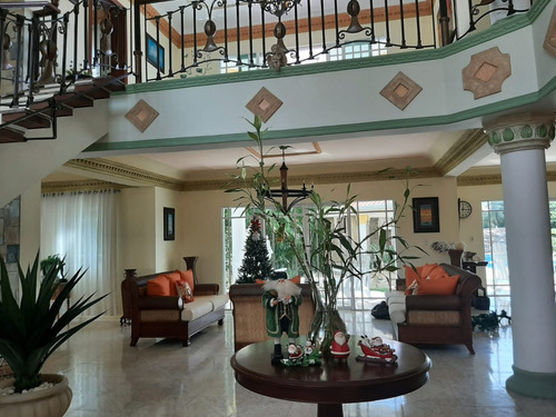 En Metro Country Club Villa En Venta De 915. 91 Mt2 Totalmente Amueblada.