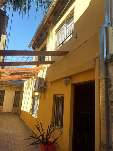 Casa De Pasillo En Venta En Barrio Arroyito