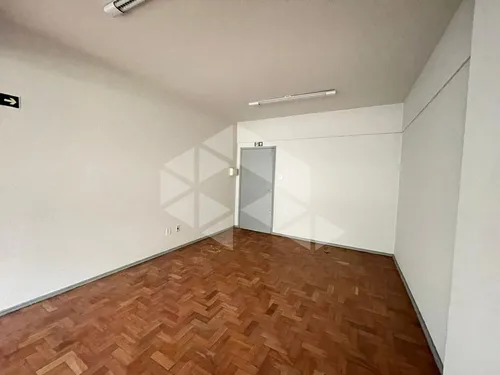 Vende-se Excelente Sala Comercial, Ampla, Com 47m², Banheiro, Piso Parquet Com Sinteko, Ensolarada.