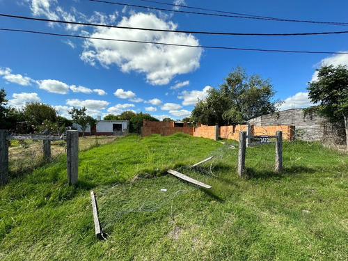 Terreno Con Construcciones A Metros De Av. De Las Americas