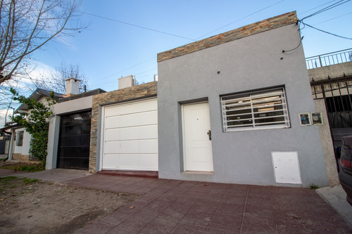Venta Departamento Tipo Casa De Tres Ambientes En Bernal