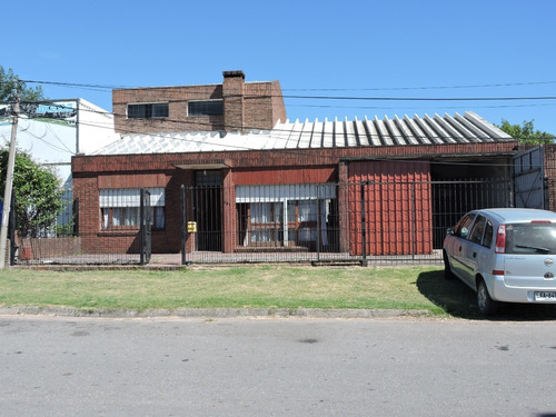 Venta Casa De 3 Dormitorios Frente Al Shopping