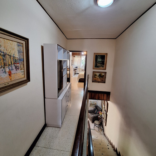 Vendo Comoda Quinta Colinas De Los Chaguaramos. 300 Mts2. Anexo Independiente 145 Mts2. Vista. Calle Tranquila.