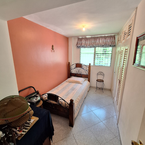 Vendo Bello Apartamento Colinas De Bello Monte. 345 Mts2 Parte Alta. Duplex. Edificio De 3 Pisos. 4 Hab. 4 Puestos Est.