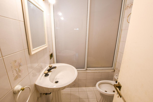 Casa De Pasillo En Venta De 4 Dormitorios Con Parrillero Y Cochera Centro