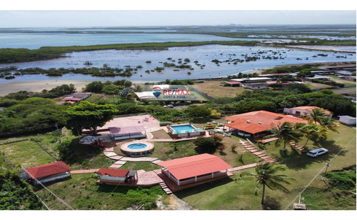 Se Vende Un Terreno Único En La Costa Falconiana, Ubicado En La Privilegiada Zona Del Parque Nacional Morrocoy, Entre Tucacas Y Chichiriviche. 