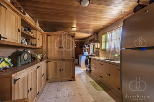 Casa En Pinares, Punta Del Este, La Mejor Ubicación, 3 Dormitorios .- Ref: 53734