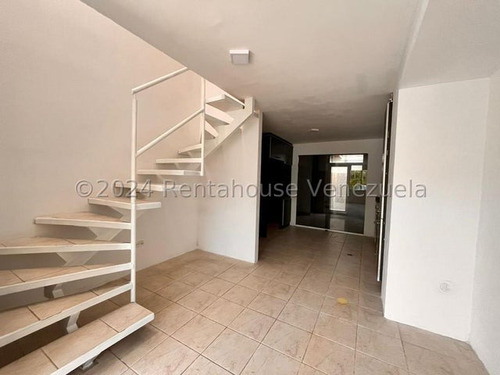 ## Se Vende Lindo Townhouse En Caminos De Tarabana ## 24-22932 Fcc ## 