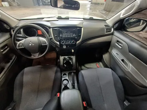Mitsubishi L200 2.4 Cabina Doble 4x2 Mt